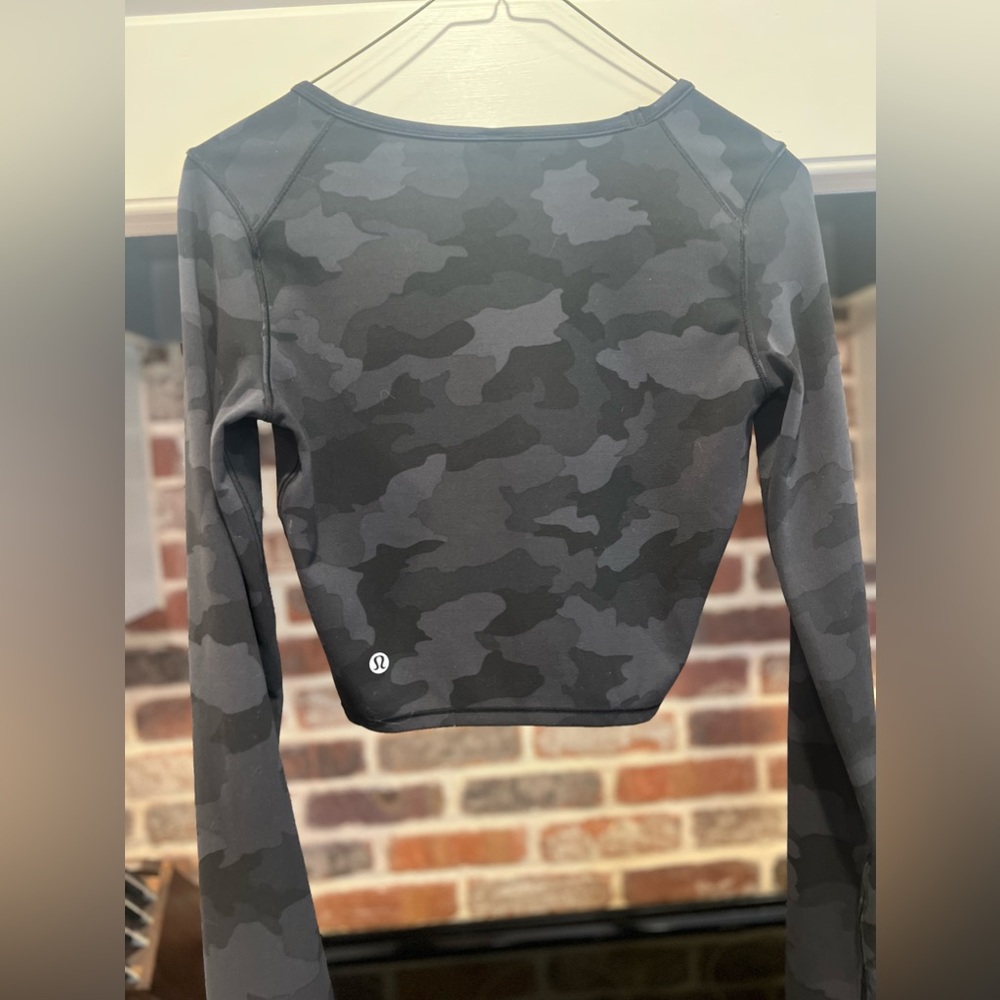 lululemon Gray Camo Cropped Long Sleeve Size 4